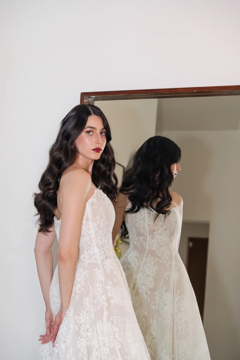 Modelo en pose editorial con fondo natural