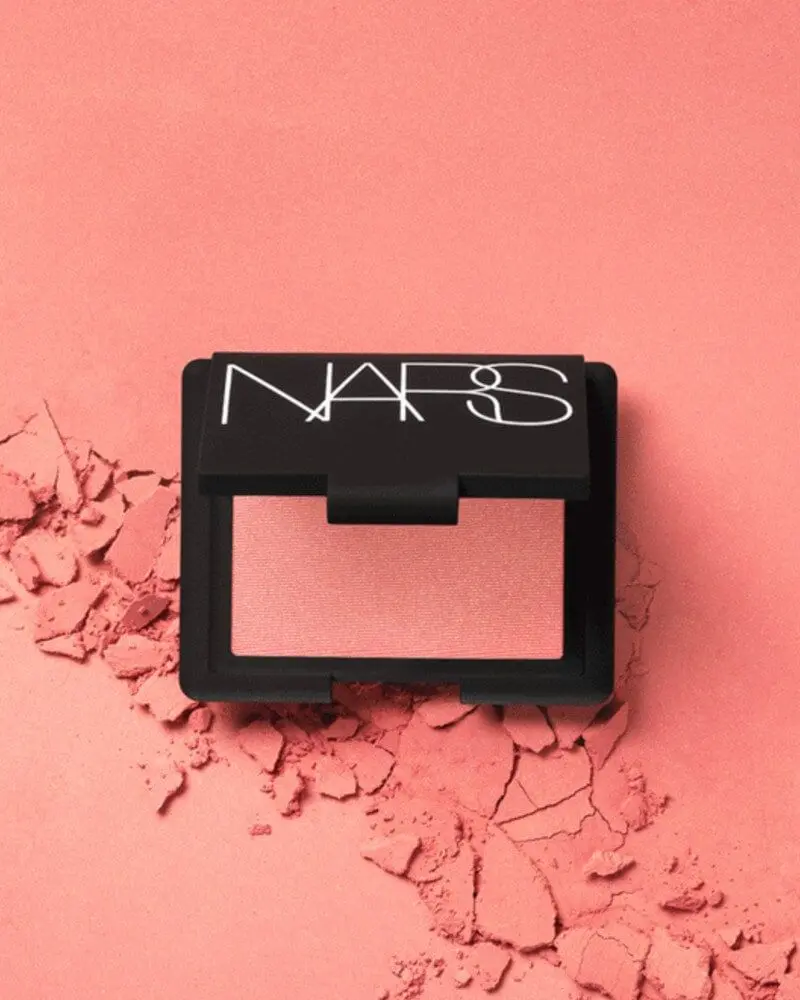 Detalle de maquillaje en editorial
