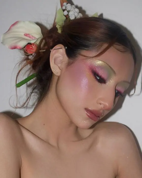 Modelo en pose editorial con fondo natural