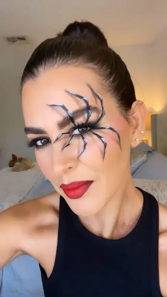 Detalle de maquillaje en editorial