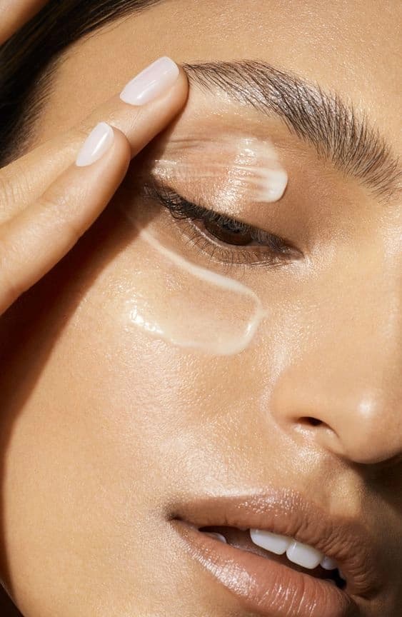 Detalle de maquillaje en editorial
