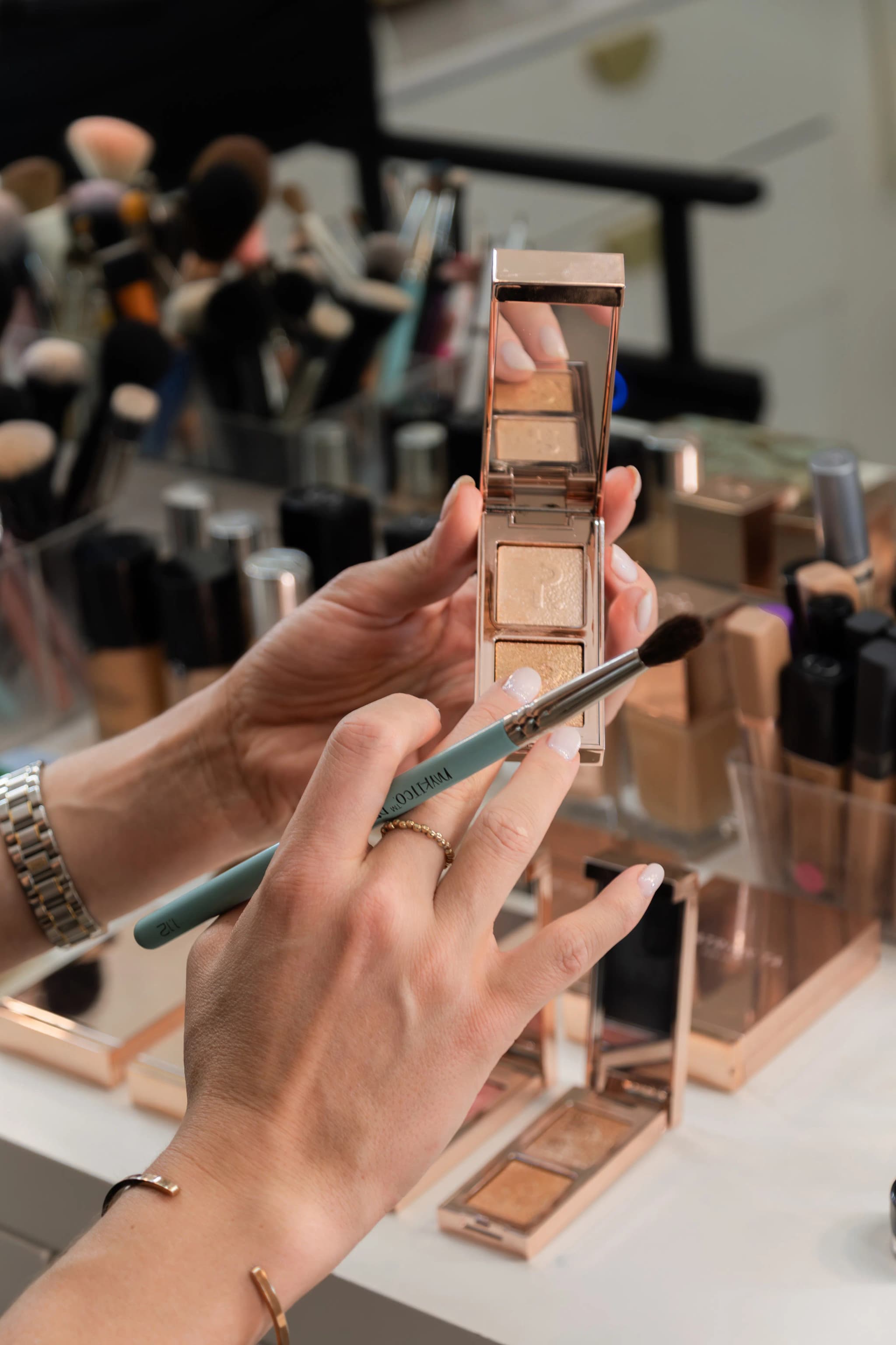 Detalle de maquillaje en editorial