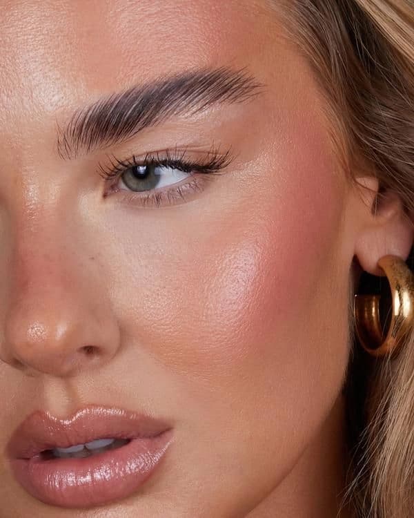 Detalle de maquillaje en editorial