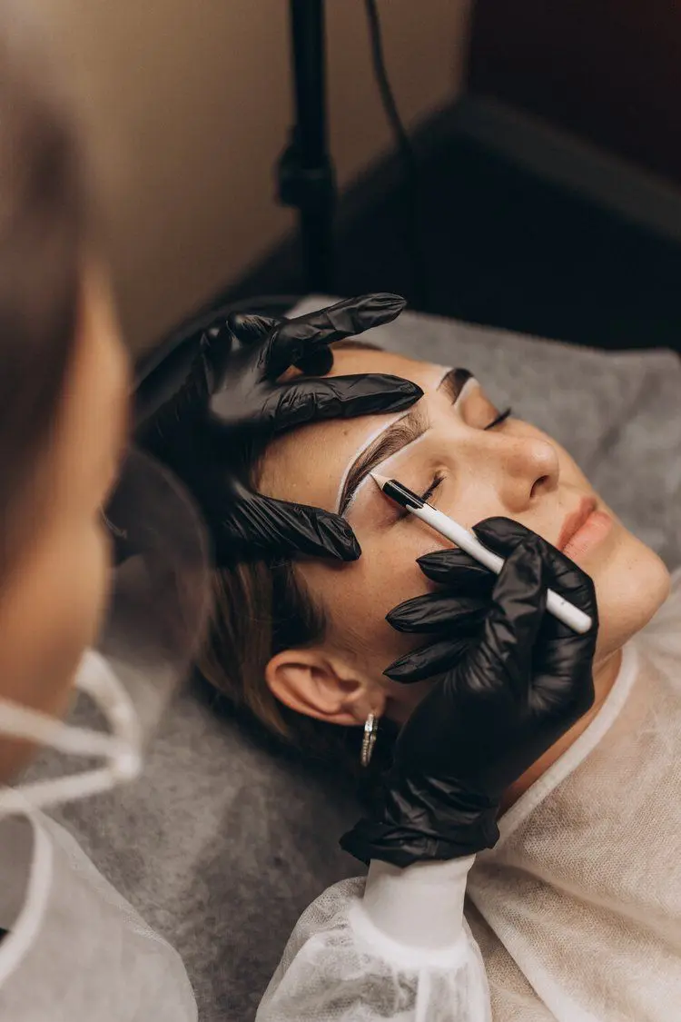 Detalle de maquillaje en editorial