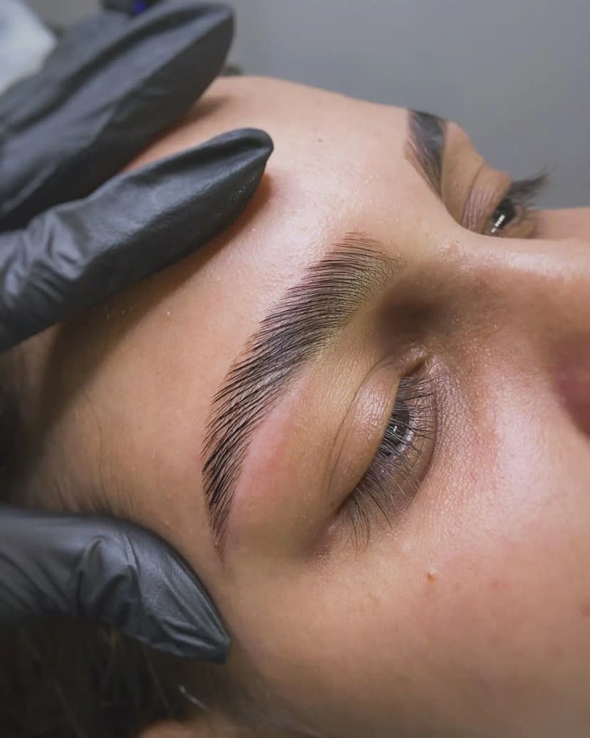 Detalle de maquillaje en editorial